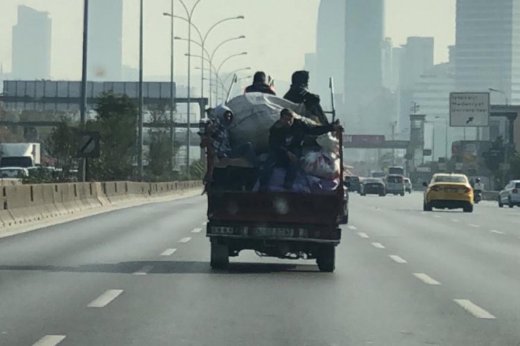 Kamyonet kasasında şaşkına &ccedil;eviren yolculuk