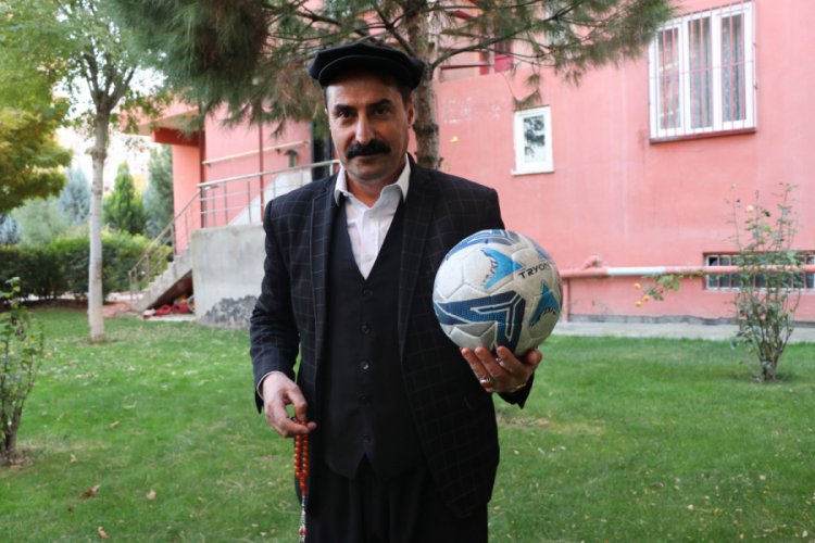 Şalvarlı teknik direkt&ouml;r sosyal medyayı salladı