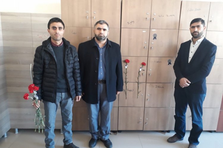Trafik kazasında hayatını kaybeden &ouml;ğretmenin dolabına karanfil asıldı