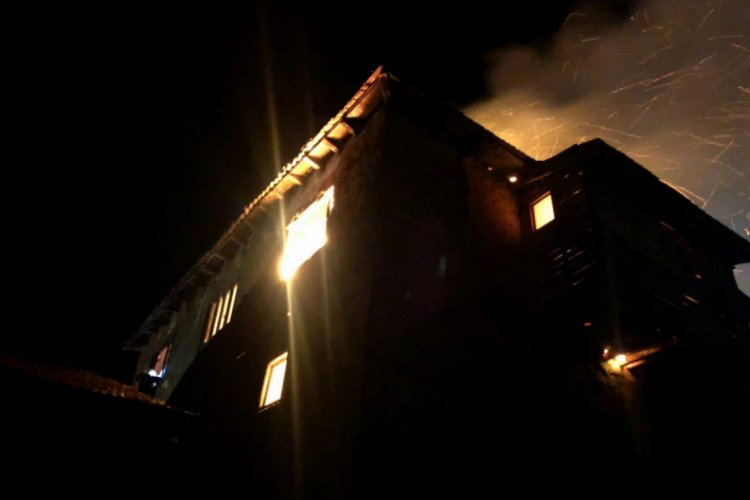 &Ccedil;ıkan yangında iki ev kullanılamaz hale geldi