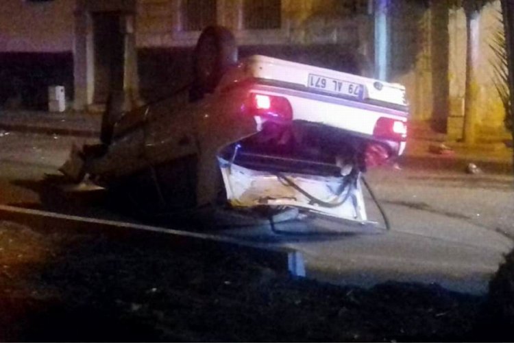 Ref&uuml;je &ccedil;arpan otomobilin s&uuml;r&uuml;c&uuml;s&uuml; yaralandı