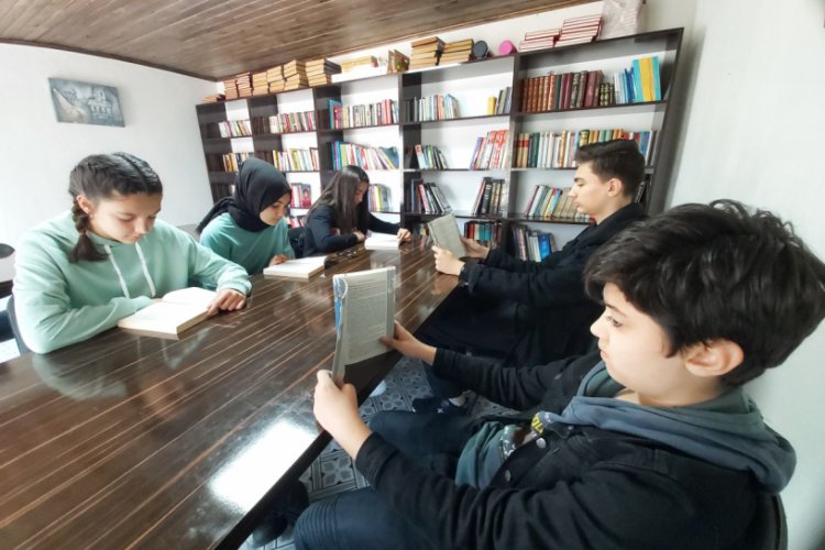 Dededen kalma d&uuml;kkanı k&uuml;t&uuml;phaneye &ccedil;evirdi