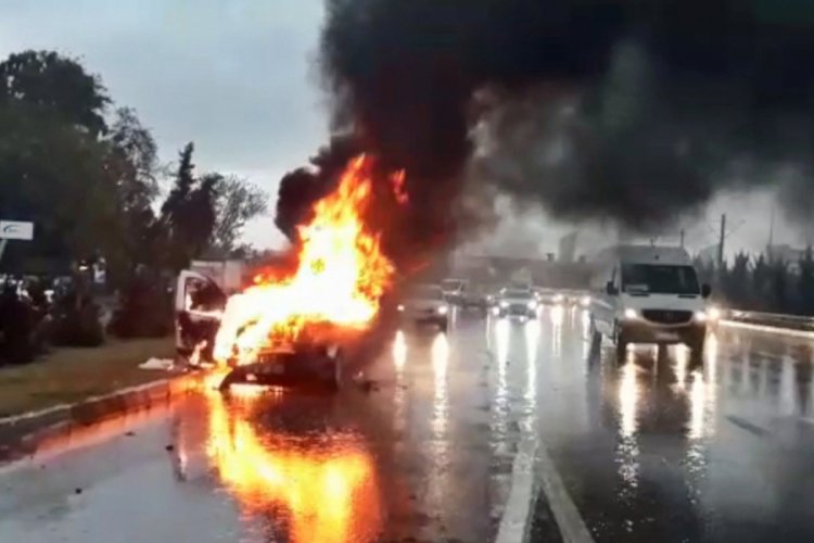 Alev topuna d&ouml;nen ara&ccedil;taki patlamalar korkuttu