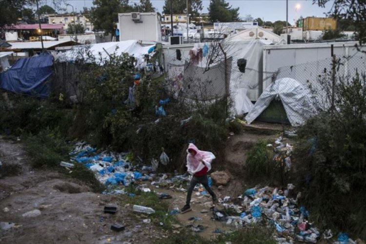 Moria'da binlerce d&uuml;zensiz g&ouml;&ccedil;men zor koşullarda yaşam m&uuml;cadelesi veriyor