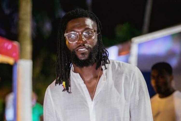 Emmanuel Adebayor fena yakalandı