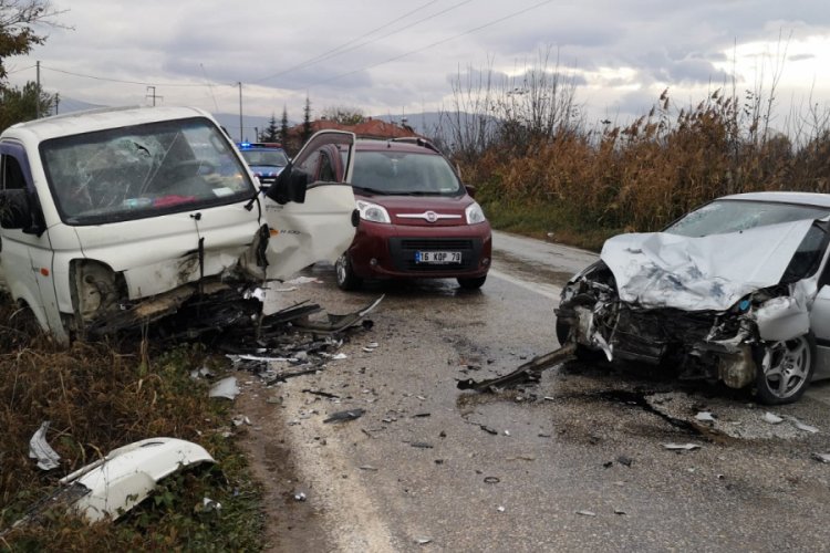 Bursa'da otomobil ile kamyonet &ccedil;arpıştı: 4 yaralı