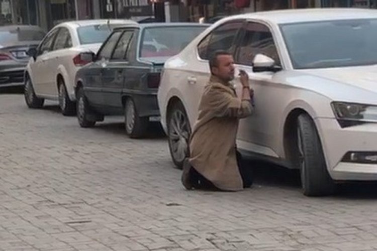 Dikiz aynasında sakal tıraşı oldu