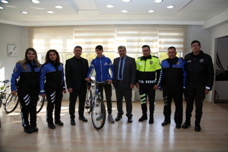 Tunceli polisinden, &ouml;ğrencilere bisiklet ve olta
