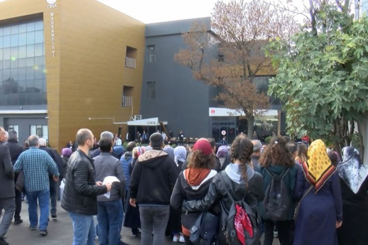 Kursu protesto eden veliler adliye &ouml;n&uuml;nde toplandı