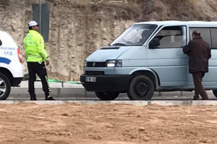 Trafik otosu yolda kalan aracı tamirciye kadar &ccedil;ekti