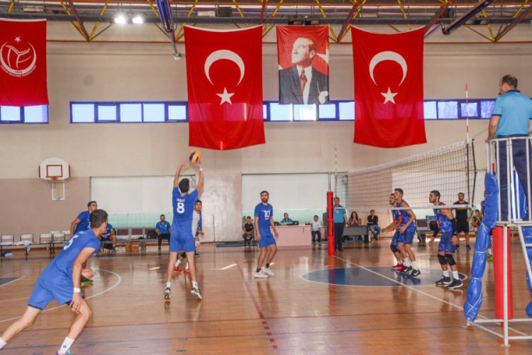 Bursa Karacabey Belediyespor voleybolda da dolu dizgin