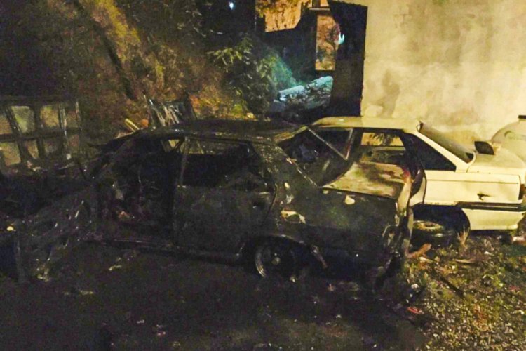 Hurda otomobil yangını korkuttu