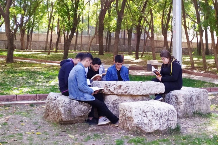 Lise &ouml;ğrencilerinden kitap okuma etkinliği