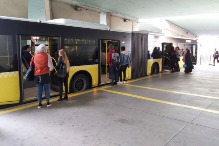 Metrob&uuml;ste 'işaretli bekleme yeri' d&ouml;nemi başlıyor