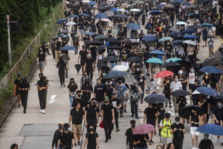 Hong Kong'da protestocular, demokrasi yanlılarının zaferine rağmen tekrar sokaklarda
