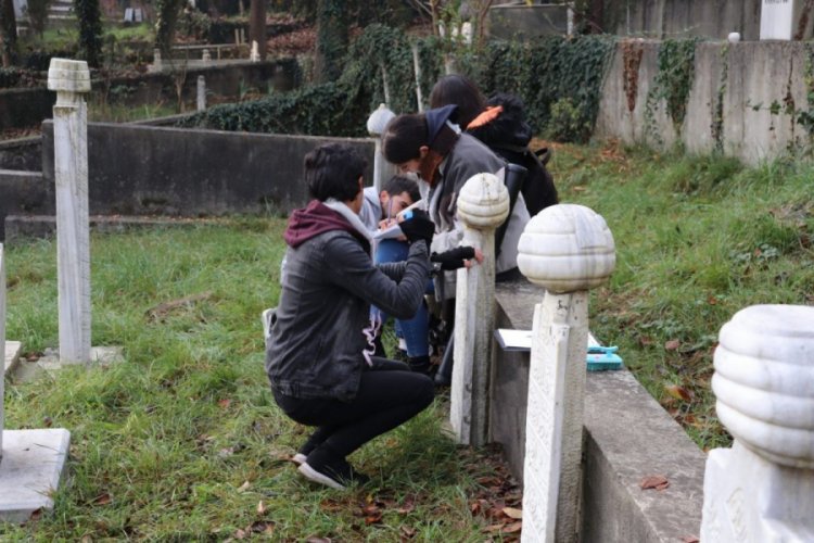 Osmanlı mezar taşları g&uuml;n y&uuml;z&uuml;ne &ccedil;ıkarılacak