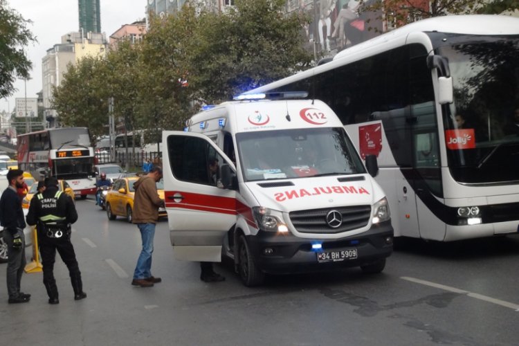 Motosikletin &ccedil;arptığı yaşlı adam yaralandı