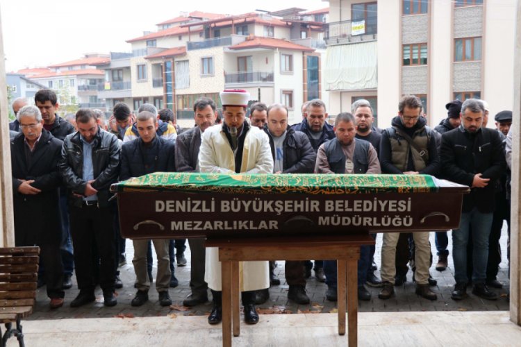 Hastanedeki bankta &ouml;l&uuml; bulunan adam, toprağa verildi