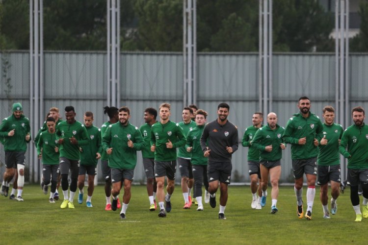 Bursaspor Teknik Direkt&ouml;r&uuml; Koşukavak: "Kazanmak &uuml;zerine odaklı takım oluşturmaya başladık"