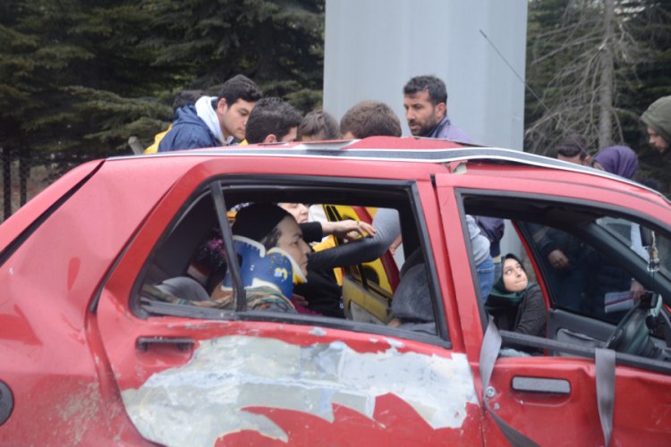 Ticari ara&ccedil;la &ccedil;arpışan otomobil, &uuml;niversite &ouml;ğrencilerinin arasına daldı