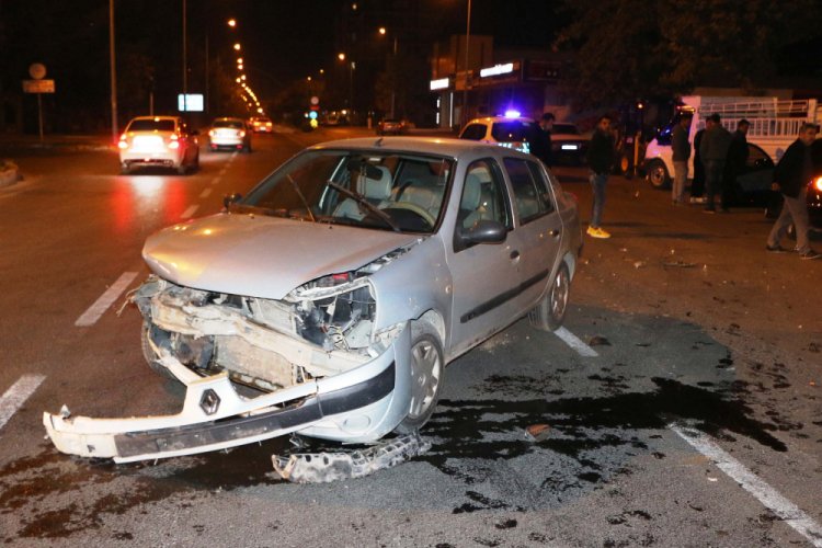 Kazada yaralanan s&uuml;r&uuml;c&uuml;ye ilk m&uuml;dahale başhekimden