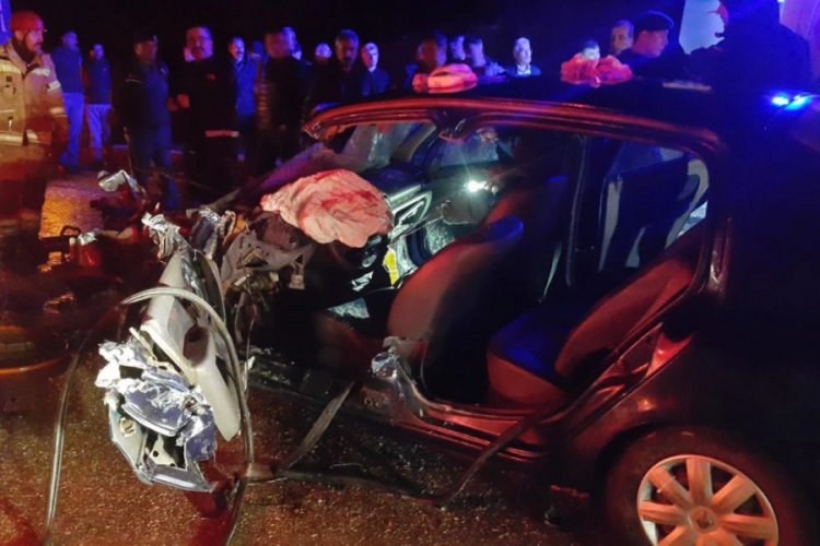 Bursa'da otomobilin tankerin altına girdiği kazada 4 kişi yaralandı