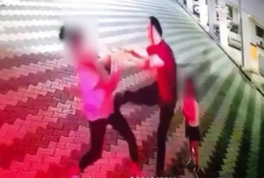 Kardiyolog, boşandığı eşini tekme- tokat d&ouml;vd&uuml;; O anlar kamerada