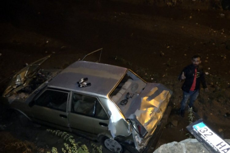 Su kanalına u&ccedil;an otomobili bıraktı, kaybolan altınlarını aradı