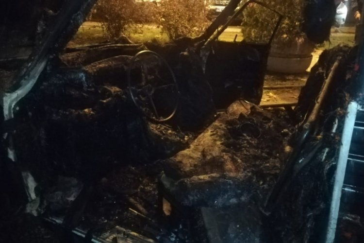 İzmir'de park halindeki ara&ccedil; alev alev yandı