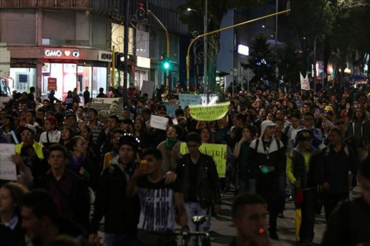 Kolombiya'daki h&uuml;k&uuml;met karşıtı protestolarda 1 polis ağır yaralandı