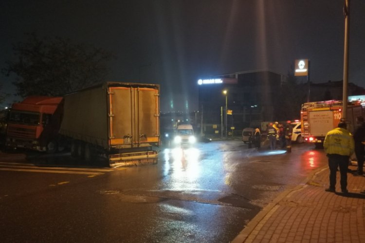 Yakıt almaya gitti, d&ouml;nd&uuml;ğ&uuml;nde kaza yapan tırını g&ouml;r&uuml;nce şok oldu