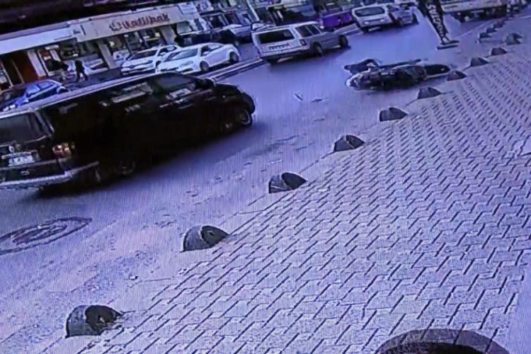 Minib&uuml;s&uuml;n &ccedil;arpmasıyla motosikletlinin metrelerce s&uuml;r&uuml;klendiği anlar kamerada