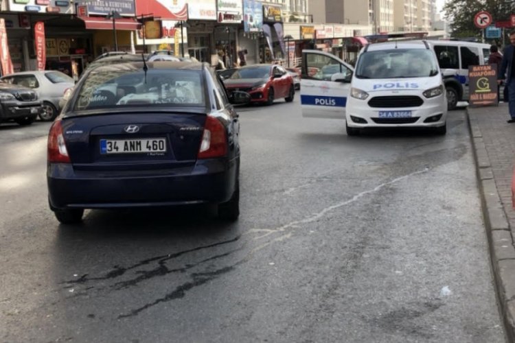 Yol &uuml;zerinde bekleyen gen&ccedil; kıza araba &ccedil;arptı