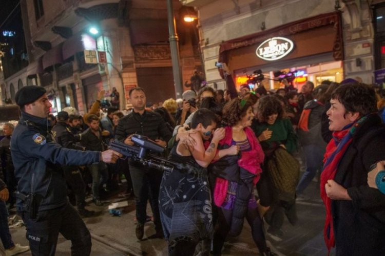 Emniyet'ten kadın eylemine gazlı m&uuml;dahaleye ilişkin a&ccedil;ıklama