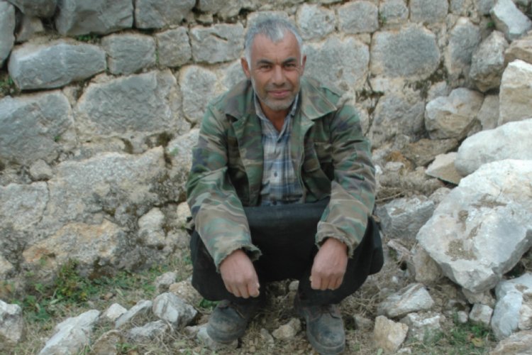 Ke&ccedil;ileri otlatırken tarihi hamam ve kilise kalıntıları buldu