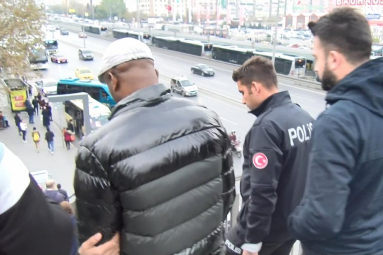 Metrob&uuml;ste 2 Senegalli 'kadını taciz etti' iddiası
