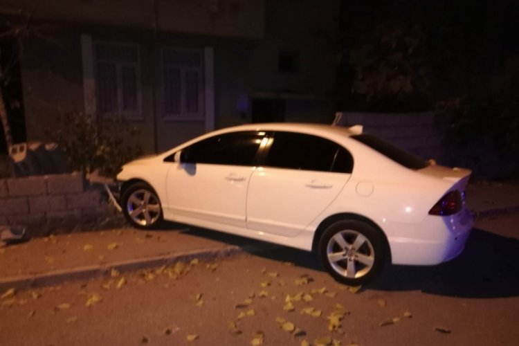Otomobil bah&ccedil;e duvarına &ccedil;arptı; 17 yaşındaki s&uuml;r&uuml;c&uuml; yaralandı
