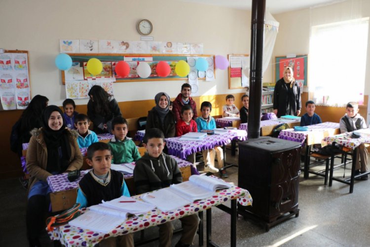 K&ouml;y okulunda &ouml;ğretmenler g&uuml;n&uuml; kutlandı