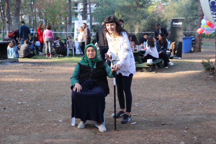 Torunu i&ccedil;in 70 yaşında model oldu