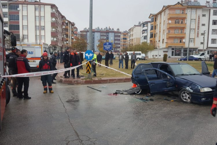 Elazığ'da otomobil direğe &ccedil;arptı: 1 &ouml;l&uuml;, 2 yaralı