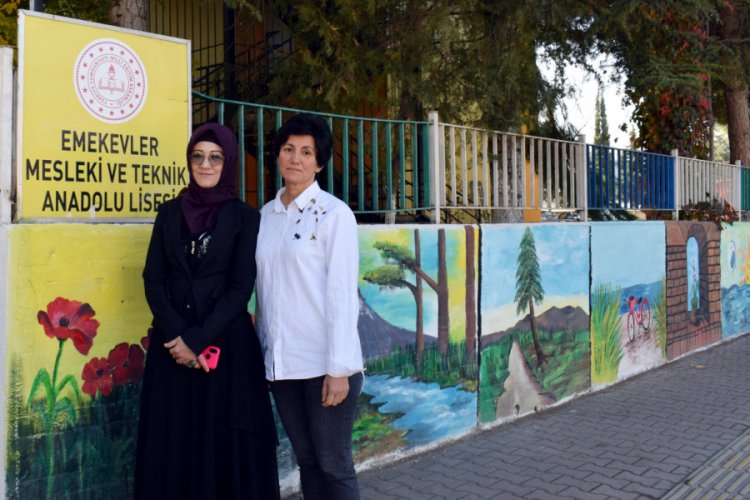 Okul duvarı &ouml;ğrencilerin tuvali oldu