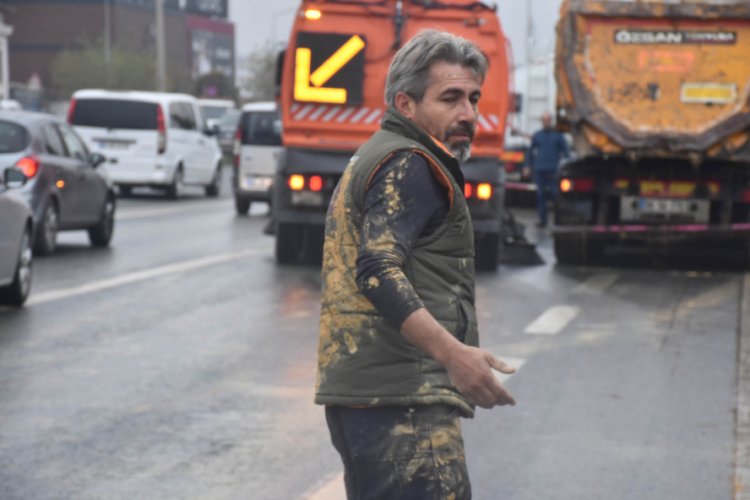 Brandasız hafriyat kamyonundan yola sa&ccedil;ılan &ccedil;amur trafiği durdurdu