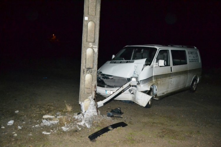 Minib&uuml;s elektik direğine &ccedil;arptı: 2 yaralı