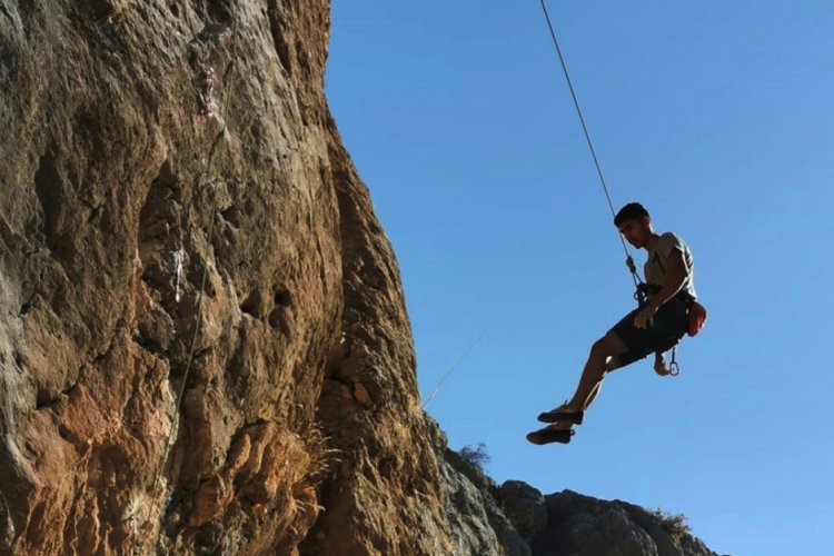 &Ouml;ğretmenler, il&ccedil;enin tanıtımı i&ccedil;in kaya tırmanışı yaptı