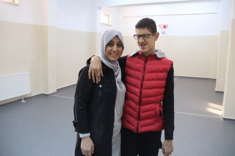 Oğlu i&ccedil;in kurduğu spor kul&uuml;b&uuml;yle &ccedil;ocukları hayata bağladı