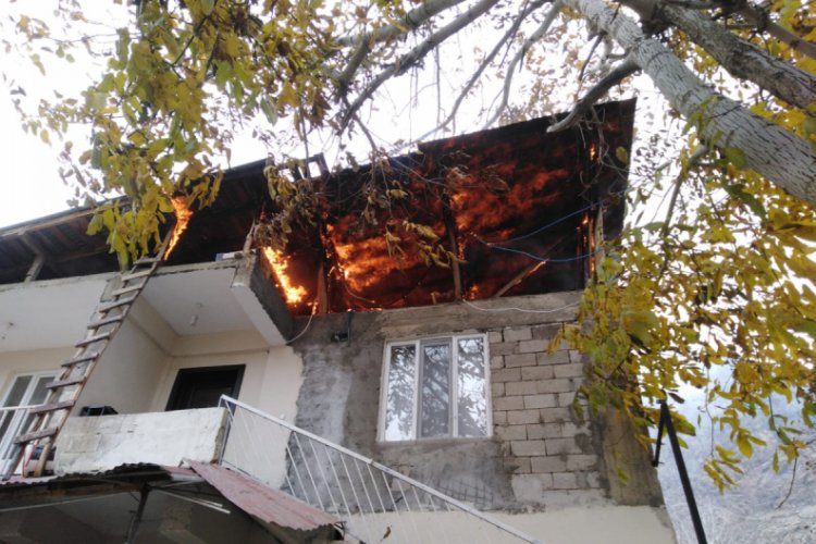 İtfaiye aracıyla dar sokağa girilemedi, &ccedil;atı katındaki yangın binayı sardı