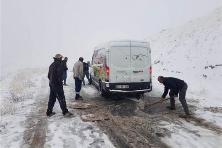 Tunceli'ye mevsimin ilk karı yağdı