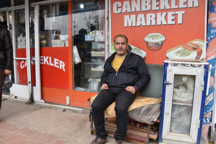 Tokalaşma bahanesiyle yaşlı adamın emekli maaşını alıp ka&ccedil;tı
