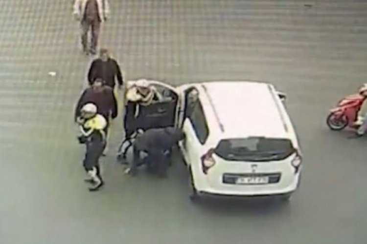 Dili boğazına ka&ccedil;an s&uuml;r&uuml;c&uuml;ye polisten hayati m&uuml;dahale