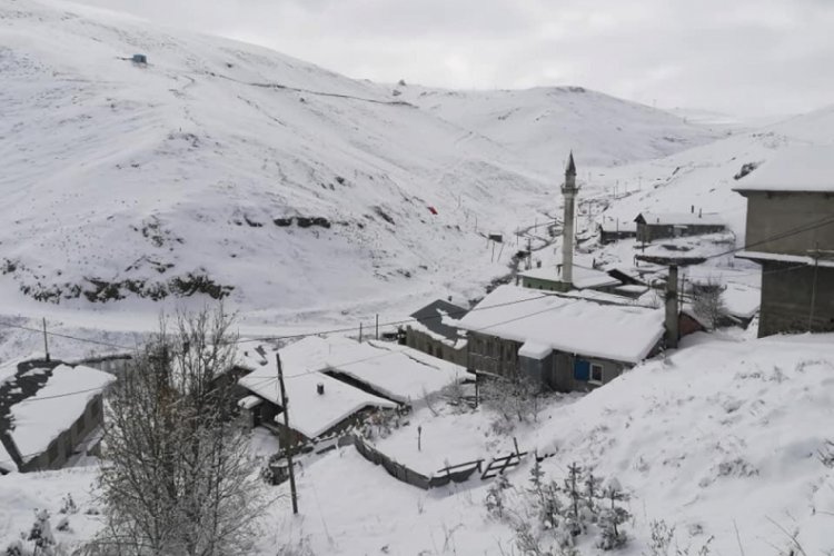 Bayburt, kar yağışıyla beyaza b&uuml;r&uuml;nd&uuml;